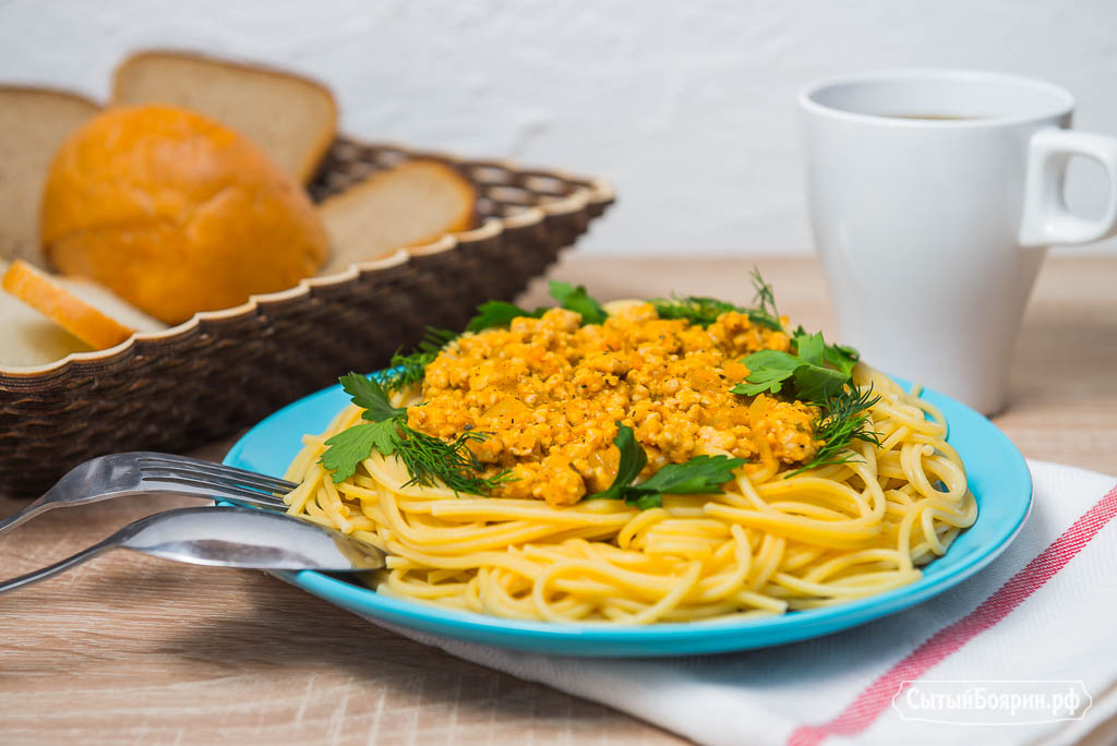 Спагетти с соусом из фарша и кабачковой икры