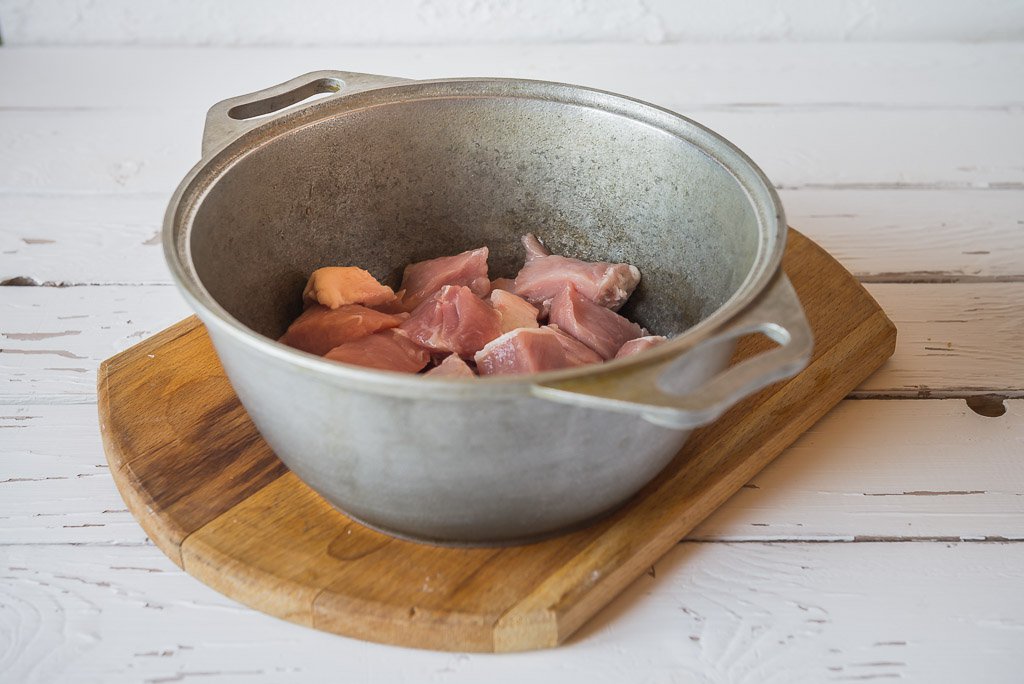 Узнайте,как сделать вкусный плов из свинины.